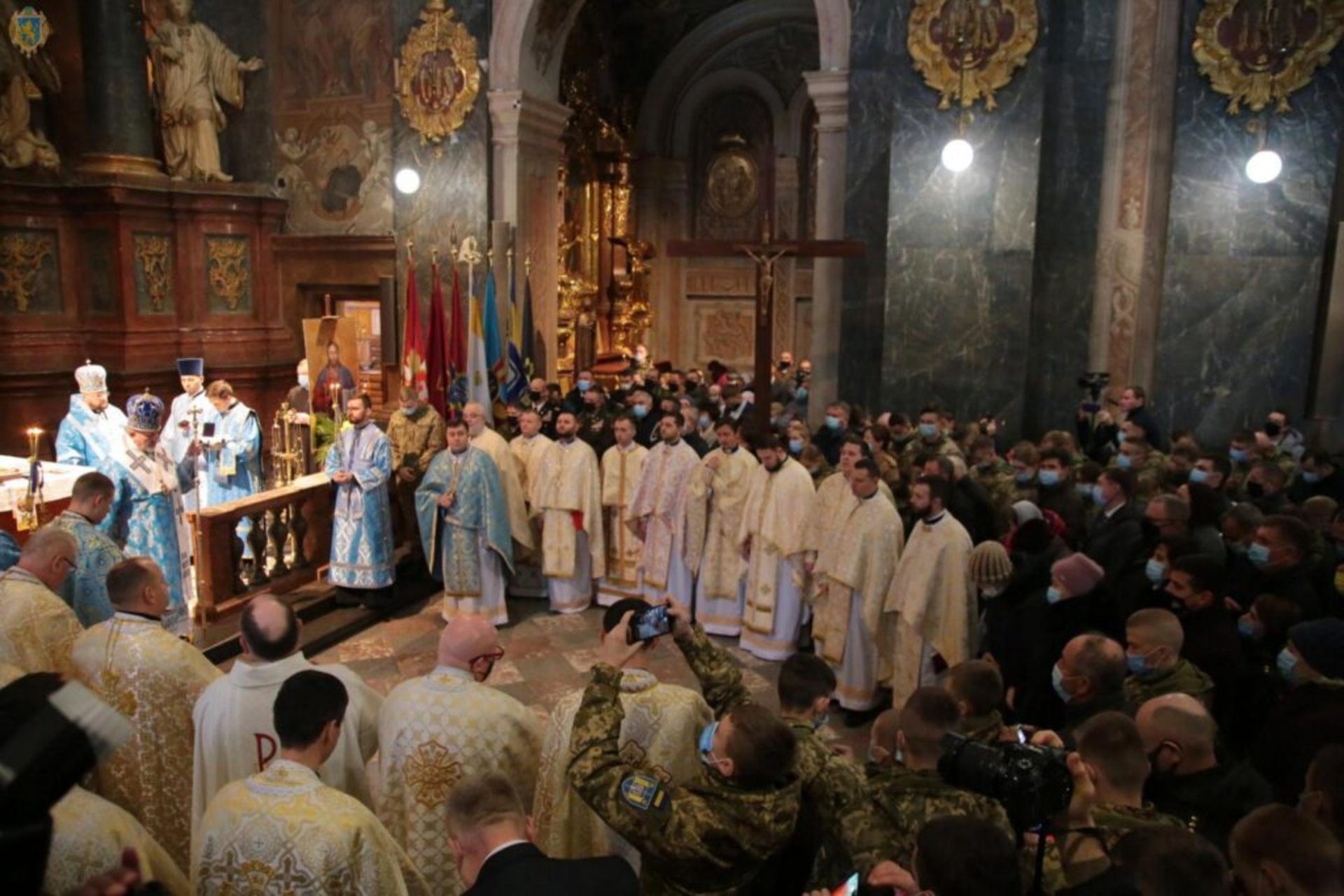 У Гарнізонному храмі помолились за військовослужбовців та погасили ювілейну марку