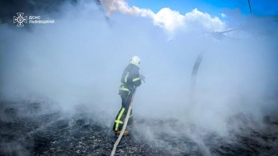 На Львівщині виникла масштабна пожежа