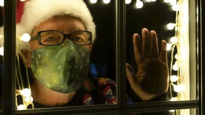 Кабмін дозволив ресторанам працювати всю новорічну ніч