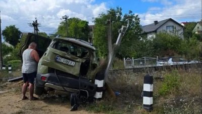 На Львівщині потяг протаранив автомобіль