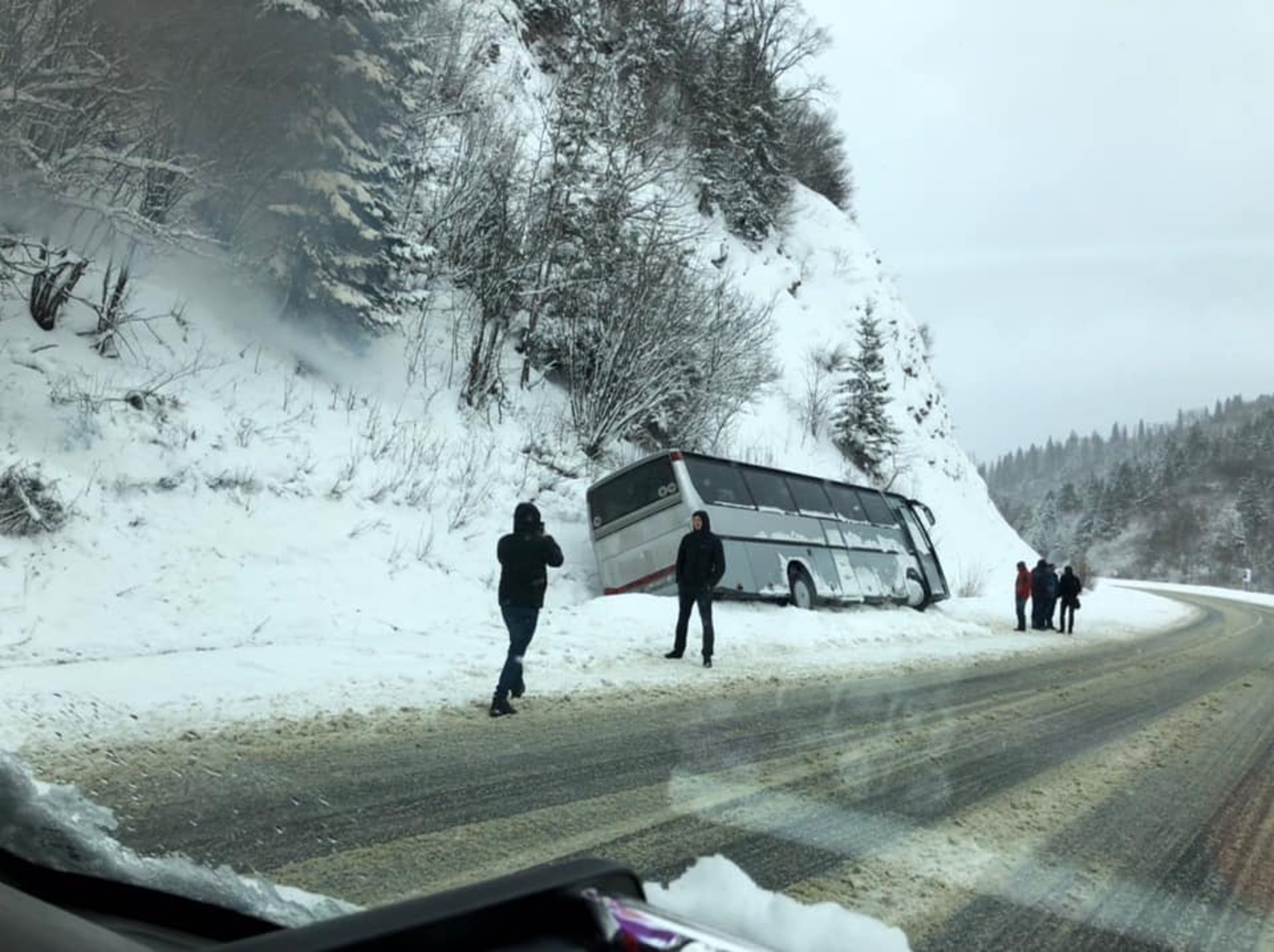 На Львівщині туристичний автобус злетів з траси. Фото Варта-1