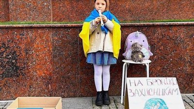 У Дніпрі 6-річна дівчинка збирає гроші на броніки для ЗСУ, граючи на флейті (ВІДЕО)
