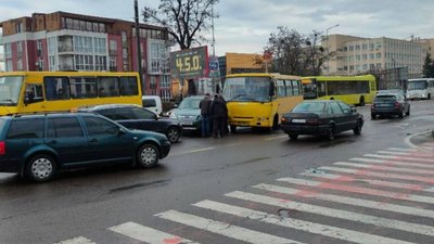 У Львові маршрутка не розминулась із автомобілем (ФОТО)