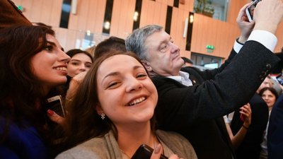 Як львів‘янини і туристи «селфилися» з Порошенком у Львові (ФОТО)