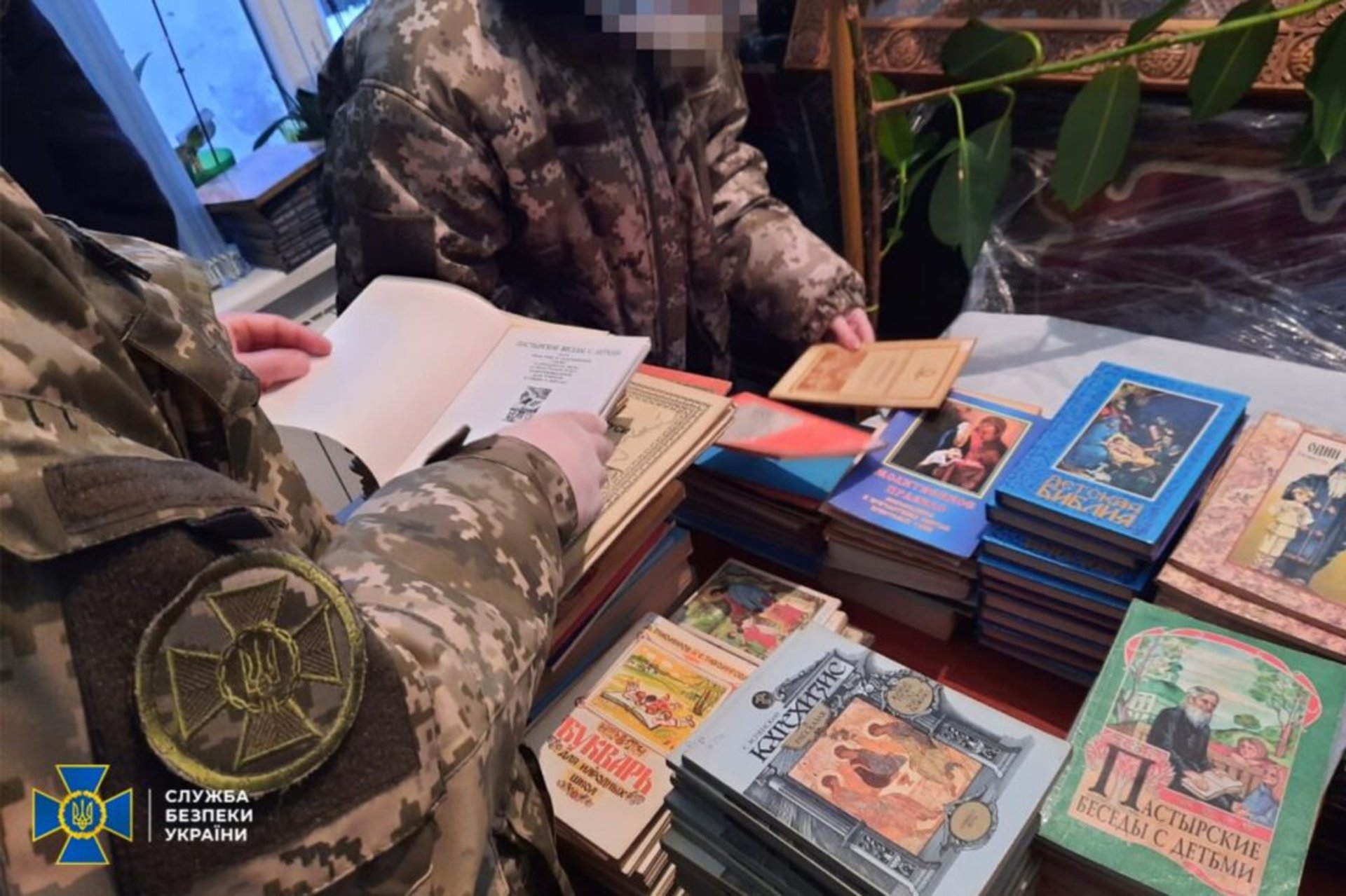 знайшли методички з москви, російське громадянство та посвідчення окупантів