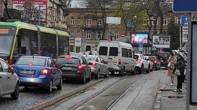 У Львові на площі Франка трамваї і надалі стоятимуть у тягнучках (ФОТО)