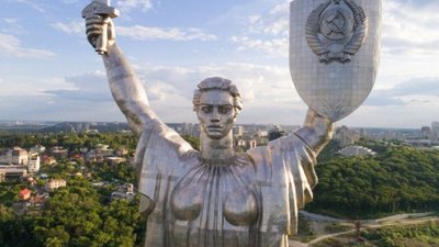 Стало відомо, коли приберуть герб СРСР зі щита монумента "Батьківщина-мати" в Києві