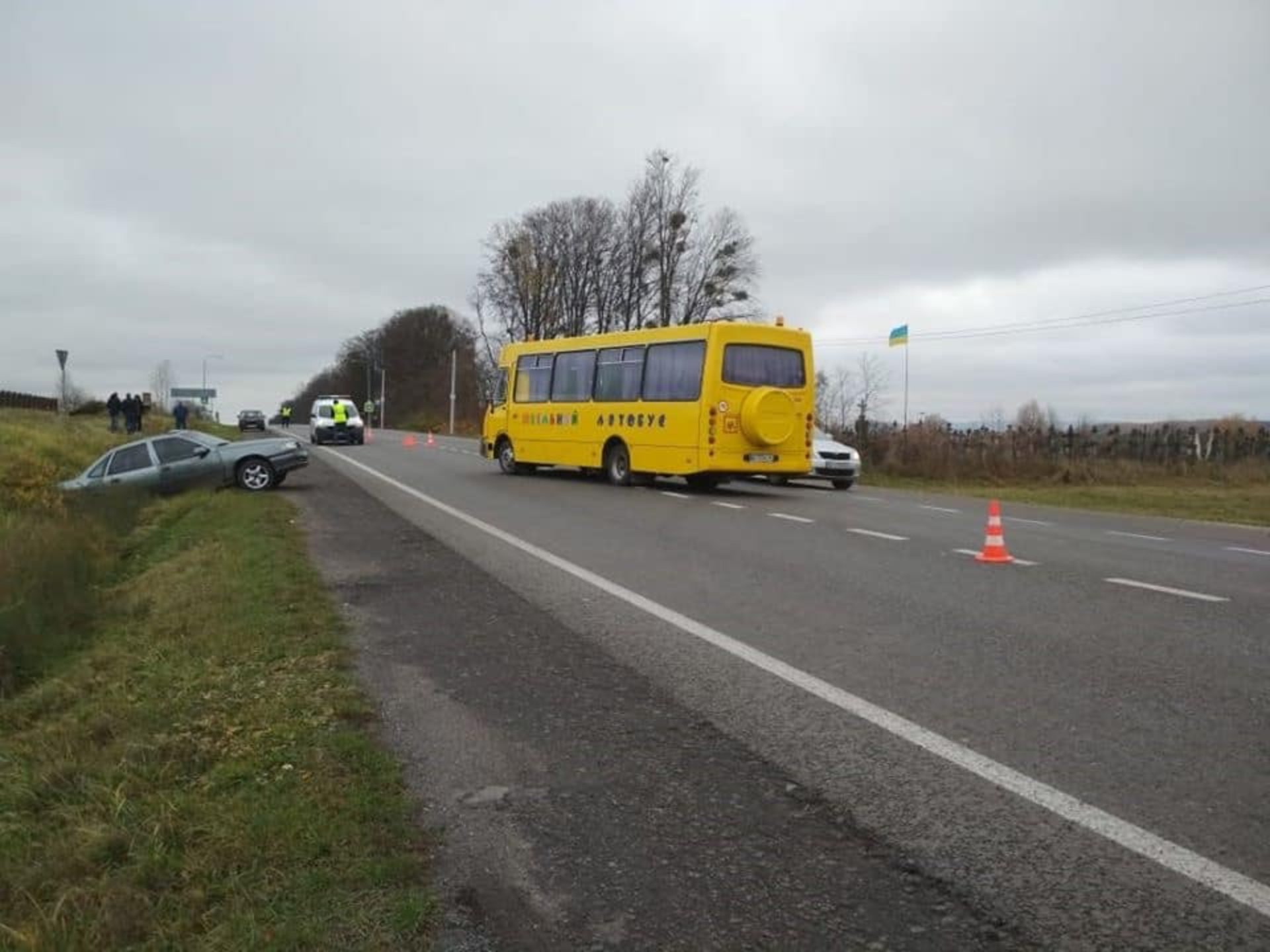 У ДТП з шкільним автобусом на Львівщині постраждали діти. Фото Варта-1