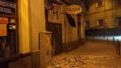 Як у Львові на голову падає фасад будинку (ФОТО)