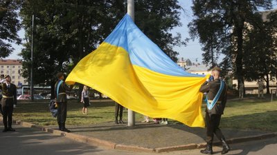 У 30-ту річницю підняття прапора над Ратушею національний стяг майорітиме на всіх адмінбудівлях міста