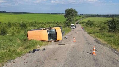 На Івано-Франківщині через жахливу ДТП перекинувся автомобіль (ФОТО)