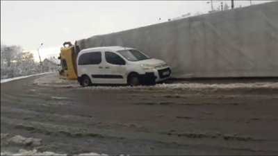 На Львівщині перекинулася фура