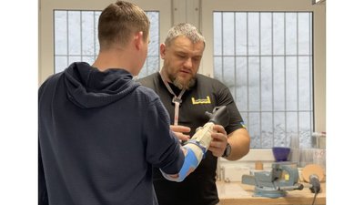 У Львові встановили біонічну руку бойовому медику