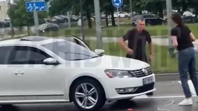 У Львові чоловік вигнав жінку з автомобіля просто посеред дороги (ВІДЕО)