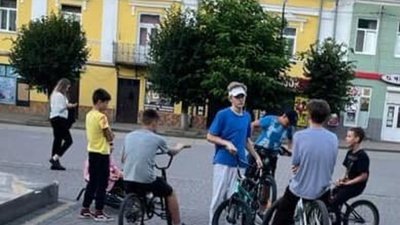 У Самборі підлітки на велосипедах розтрощили пам’ятник (ФОТО)