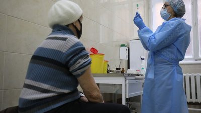 У Львові від Covid-19 почали вакцинувати тих, хто забезпечує життєдіяльність міста (ФОТО)