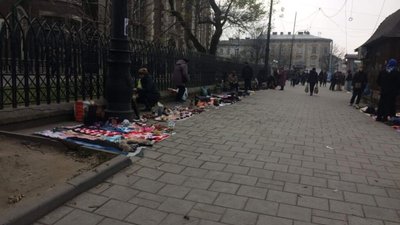 У Львові біля храму процвітає вулична торгівля (ФОТО)