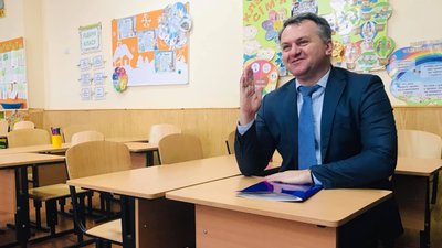 Як львівський губернатор шкільні парти тестував (ФОТО)
