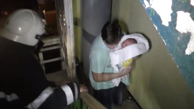 У Львові вночі десятки рятувальників гасили пожежу у багатоповерхівці (ВІДЕО)