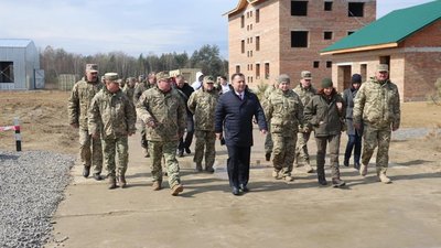 Полторак на Львівщині перевірив будівництво військових казарм