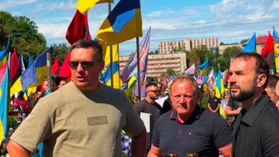 Усик вшанував захисників у Львові (ФОТО, ВІДЕО)