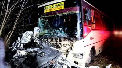 На Львівщині рейсовий автобус потрапив у потрійну ДТП: подробиці (ВІДЕО, ФОТО)