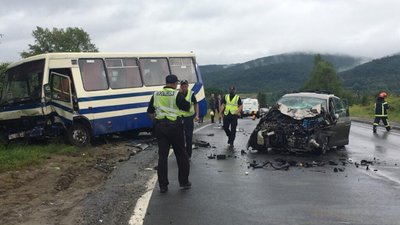На Львівщині легковик в'їхав у пасажирський автобус: загинула жителька Тернопільщини (ФОТО)