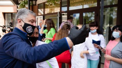 Порошенко передав лікарням Тернопільщини 1800 швейцарських тестів на коронавірус