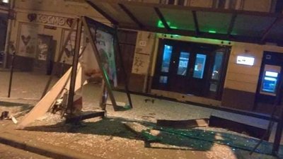 Біля львівської Опери  позашляховик протаранив зупинку громадського транспорту (ФОТО)