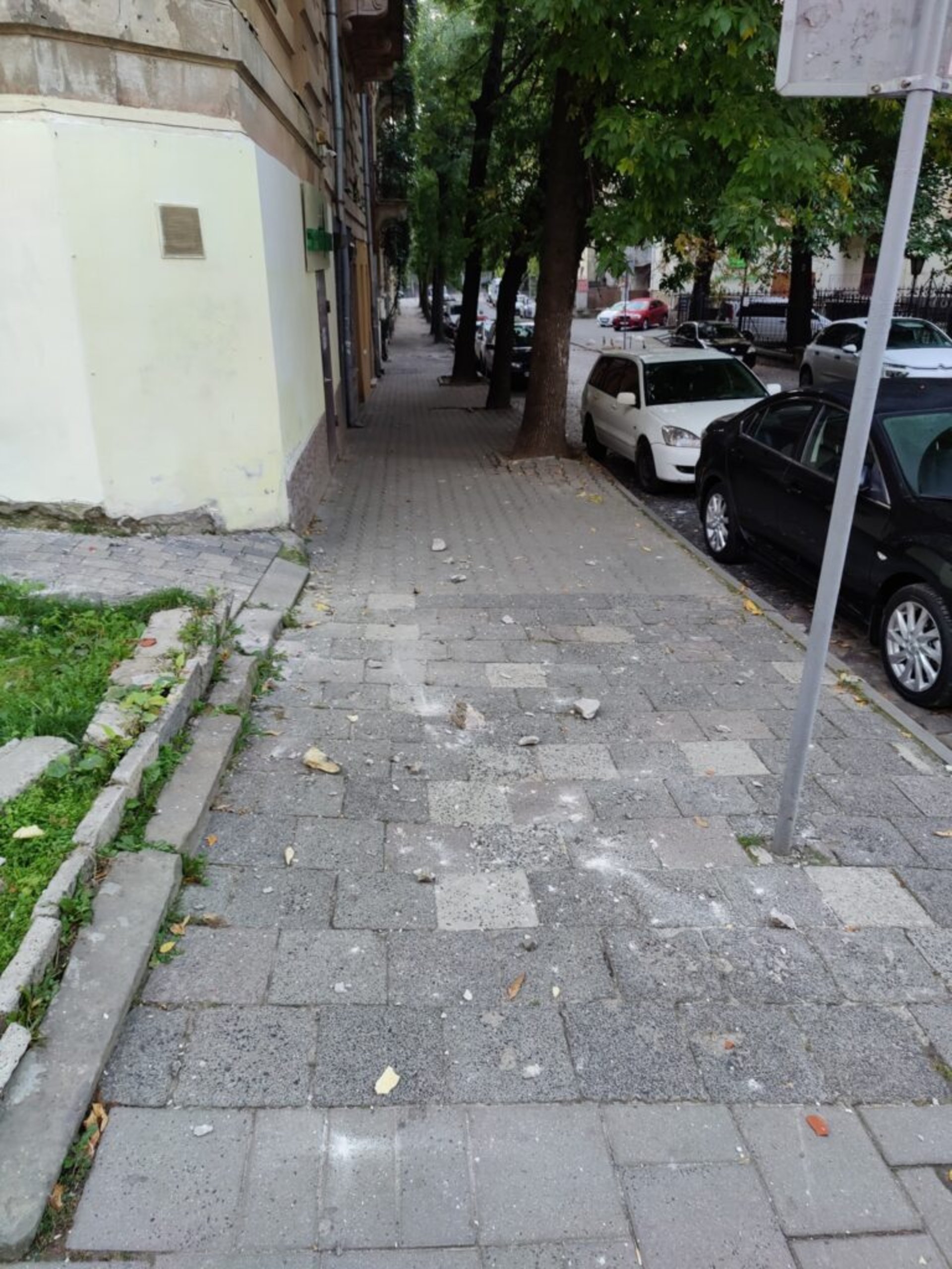У Львові частина фасаду будинку впала на припаркований автомобіль