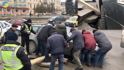 На дорозі у центрі Золочева провалився автомобіль (ВІДЕО)