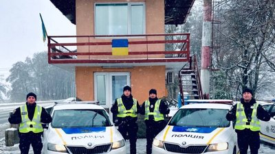 Львівські патрульні допомогли чоловіку, який лежав безпорадно в снігу