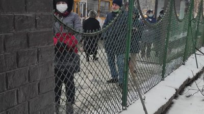 У Львові пасажири громадського транспорту на зупинці контактують із потенційними хворими на коронавірус (ФОТО)