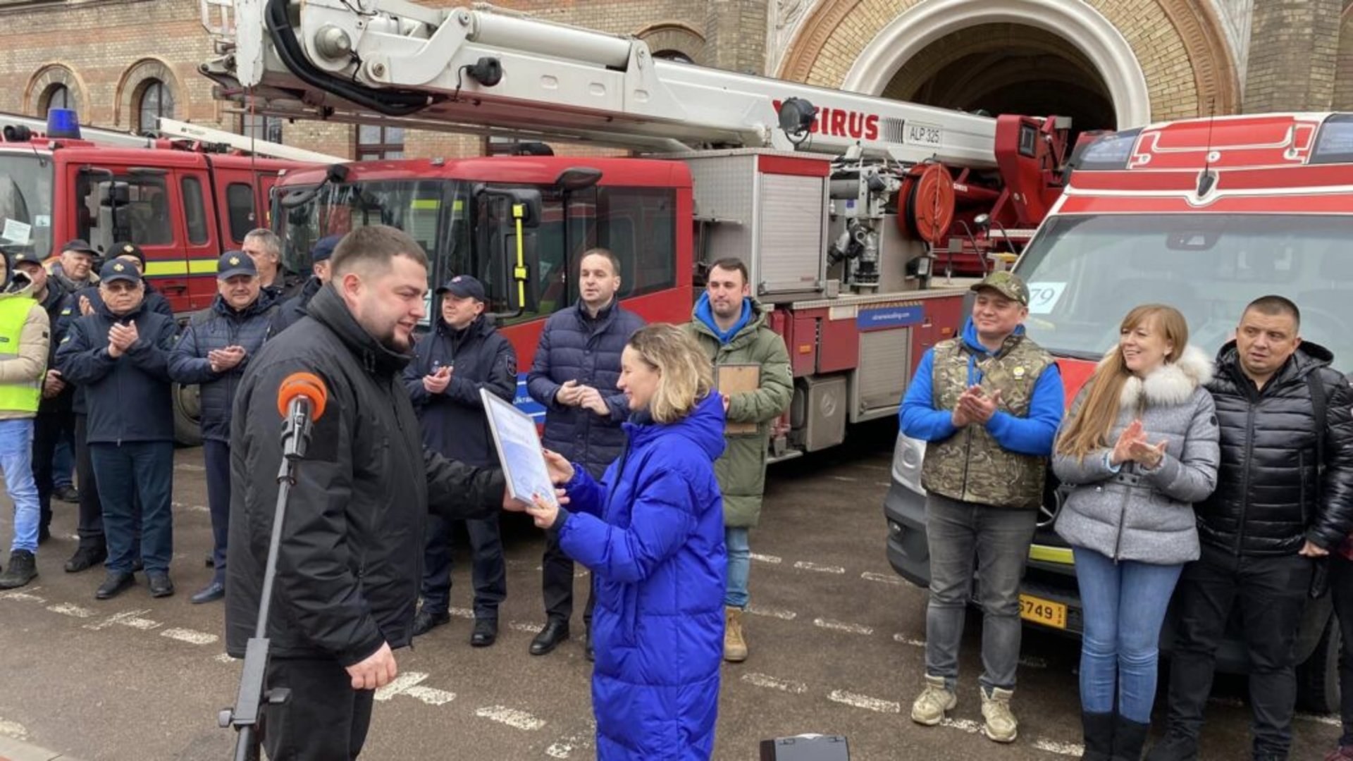 Українці із Люксембурга передали 16 автомобілів екстерної медичної допомоги