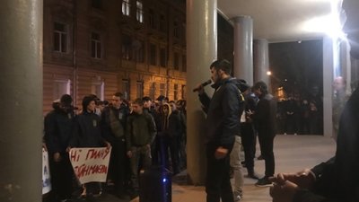 Львів виступив проти капітуляції: пікетують СБУ області