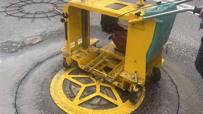 У Львові вперше застосували спеціальну машину для підняття люків