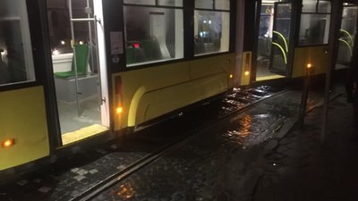 У центрі Львова трамвай знову зійшов з рейок (ФОТО)
