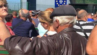 Як у Шегинях  люди годинами стоять у черзі під пекучим сонцем (ФОТО)
