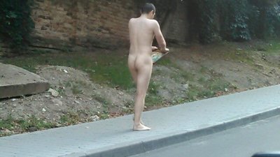 У Львові голий чоловік розгулював вулицею (ВІДЕО)