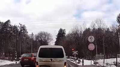 У Брюховичах водій легковика проїхав переїзд просто перед вантажним поїздом (ВІДЕО)