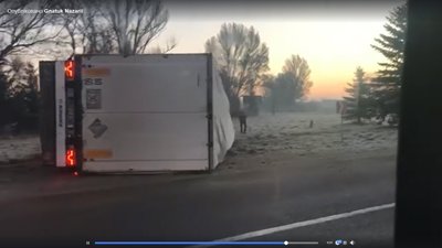 Поблизу Яворова перекинулась фура (ВІДЕО)