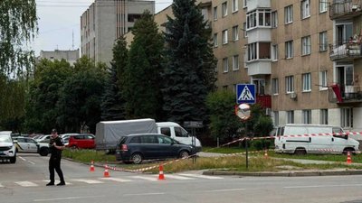 У Львові декоративна куля від паркану перелякала мешканців