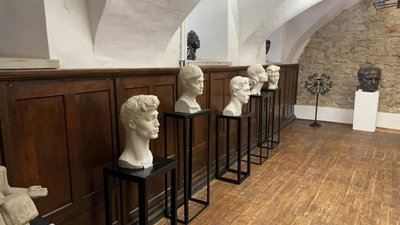 В Олеському замку відкрилася виставка до 100-річчя скульптора Дмитра Крвавича