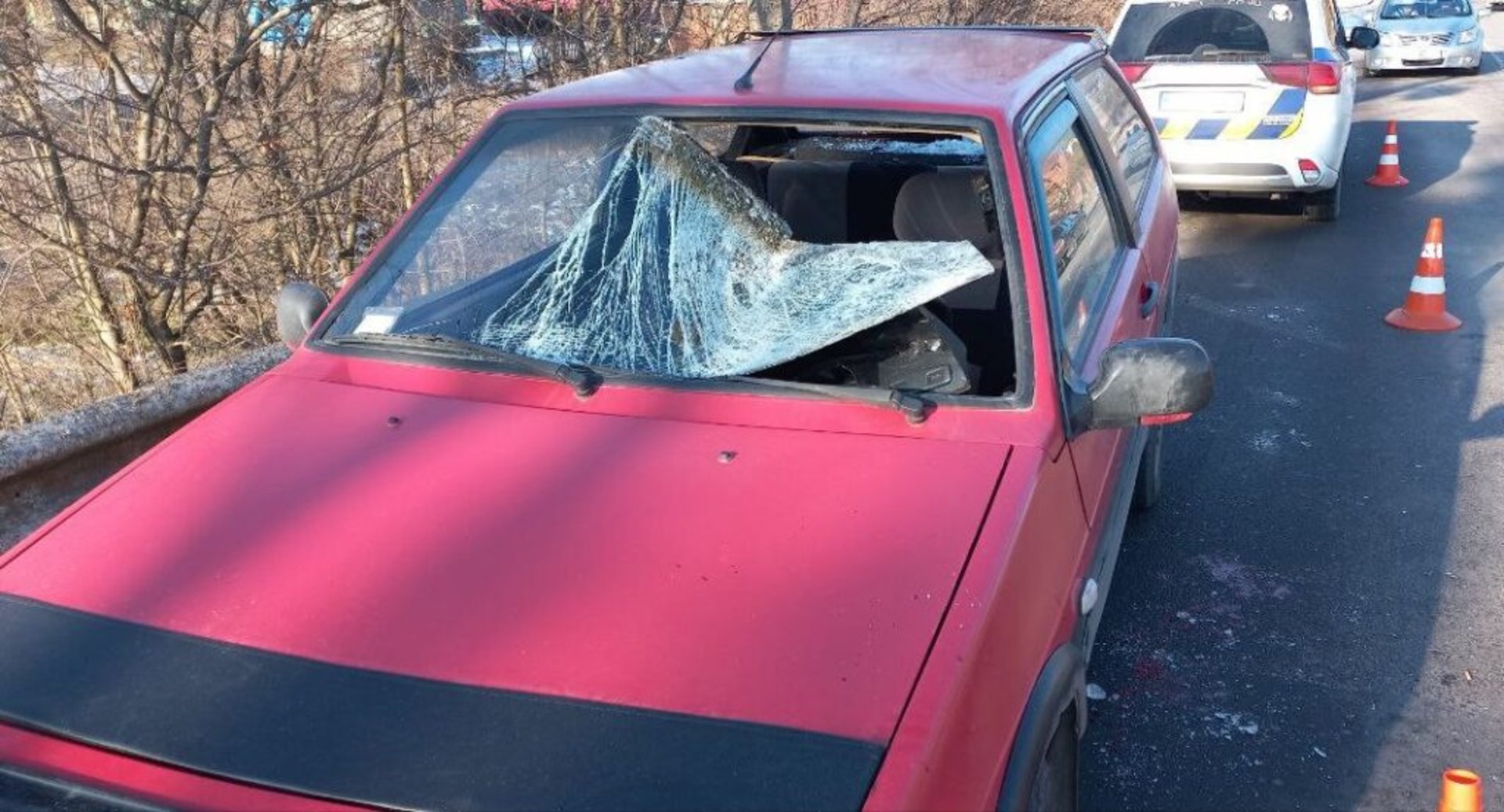У Рівному з вантажівки впала брила льоду на авто