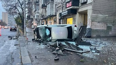 У Києві автомобіль наїхав на зупинку та перекинувся (ФОТО)