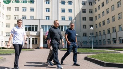 Садовий відвідав Львівський онкоцентр