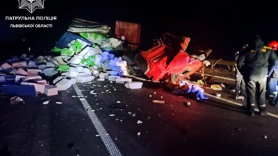На трасі «Київ - Чоп» не розминулись дві вантажівки, перекрито рух (ФОТО)