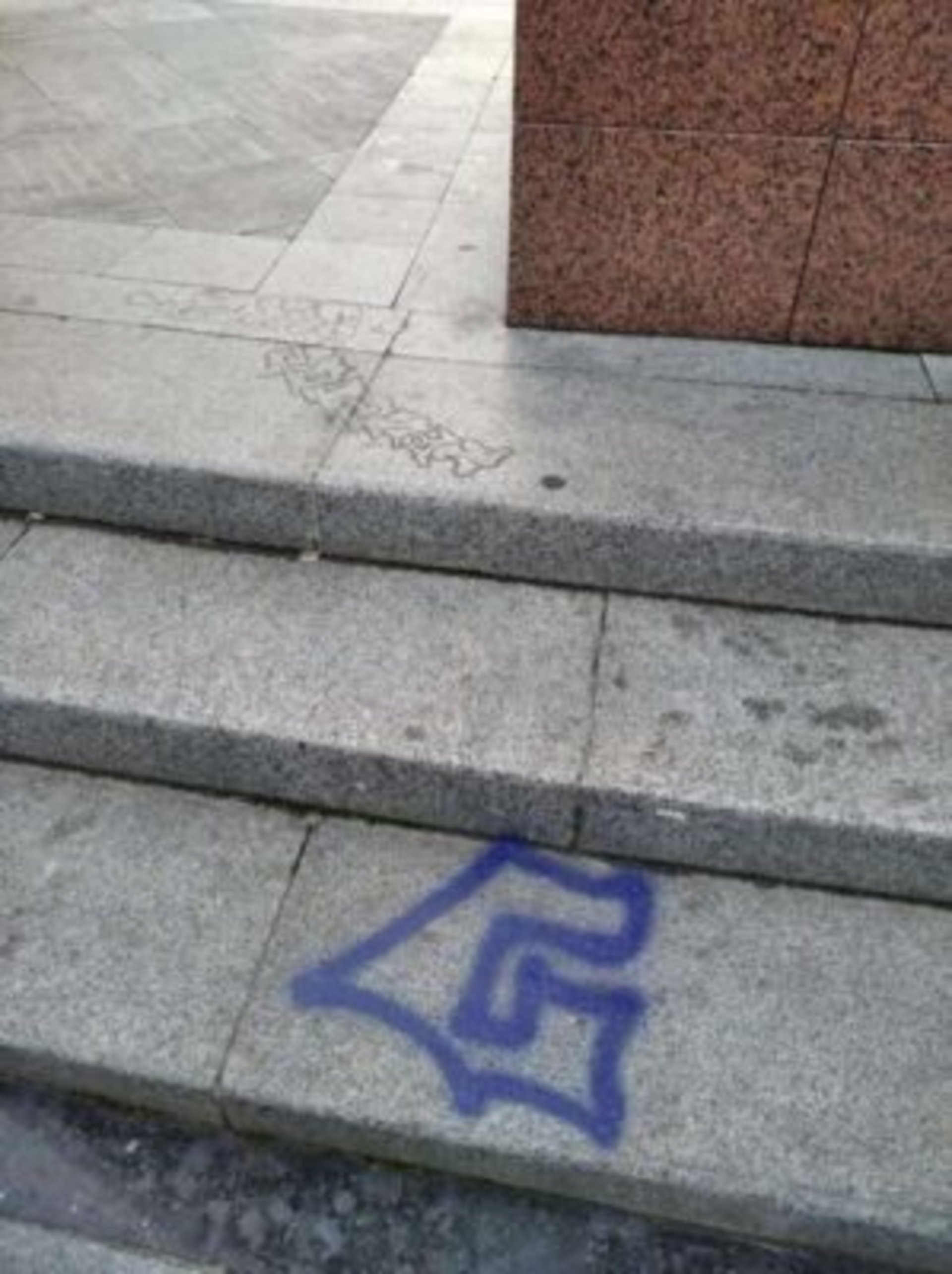 У Львові невідомі розмалювали пам’ятник Степану Бандері, фото Типовий Львів
