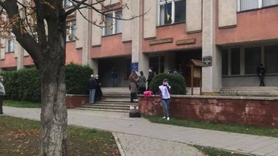 У Львові на дільницях уже вишикувались черги (ФОТО)