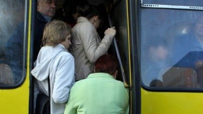 То є Львів: у центрі міста їздять діряві маршрутки (ФОТО)